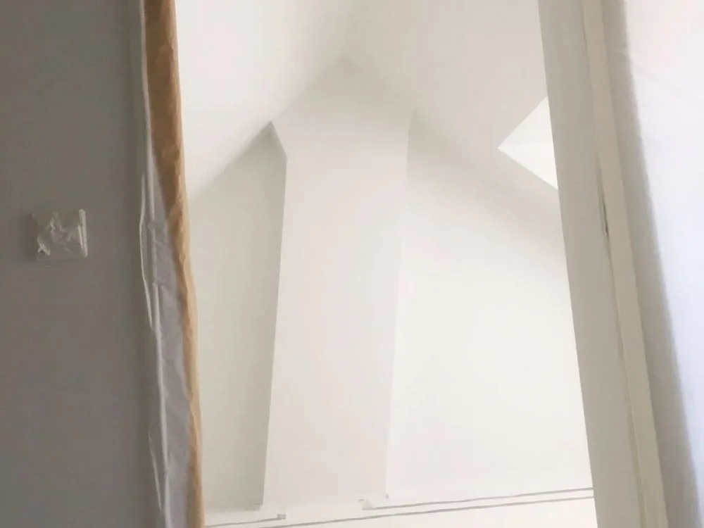 Vers gewit trapgat met afdekfolie en afplaktape langs de leuning